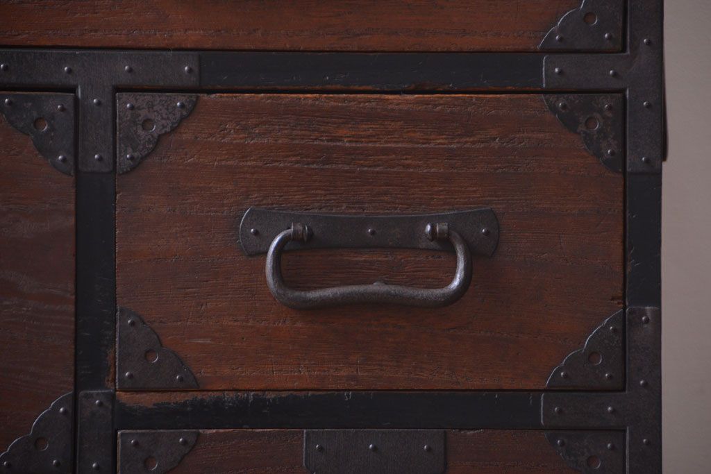 アンティーク家具　古民具・骨董　前面桐材!大きな丸金具の一本物アンティーク最上箪笥(桐箪笥、桐たんす)