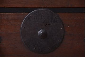 アンティーク家具　古民具・骨董　前面桐材!大きな丸金具の一本物アンティーク最上箪笥(桐箪笥、桐たんす)