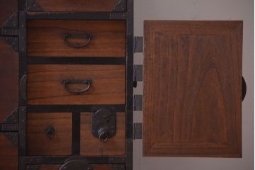 アンティーク家具　古民具・骨董　前面桐材!大きな丸金具の一本物アンティーク最上箪笥(桐箪笥、桐たんす)