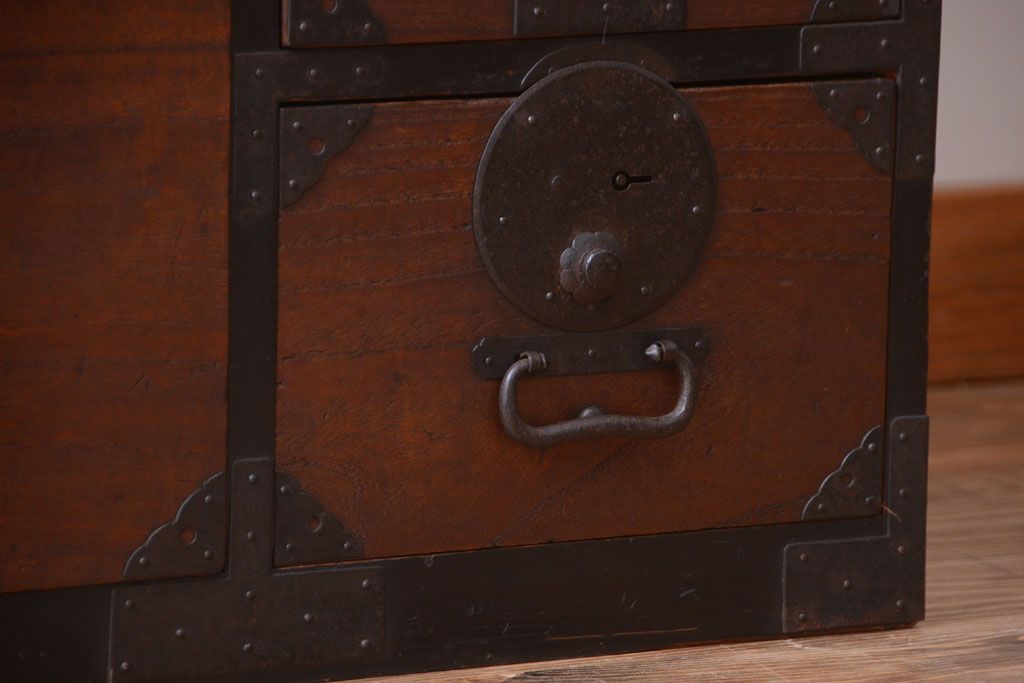 アンティーク家具　古民具・骨董　前面桐材!大きな丸金具の一本物アンティーク最上箪笥(桐箪笥、桐たんす)