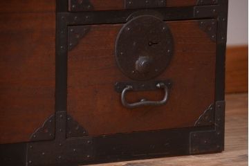 アンティーク家具　古民具・骨董　前面桐材!大きな丸金具の一本物アンティーク最上箪笥(桐箪笥、桐たんす)