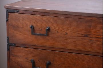 アンティーク家具　古民具・骨董　重厚な鉄脚付き!シンプルで上品な時代箪笥ローボード(ローチェスト)