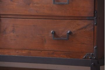 アンティーク家具　古民具・骨董　重厚な鉄脚付き!シンプルで上品な時代箪笥ローボード(ローチェスト)