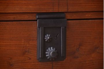 アンティーク家具　古民具・骨董　重厚な鉄脚付き!シンプルで上品な時代箪笥ローボード(ローチェスト)