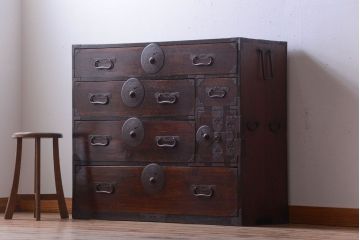 アンティーク家具　古民具・骨董　前面栗材!花菱紋金具の一本物アンティーク最上箪笥(衣装箪笥)