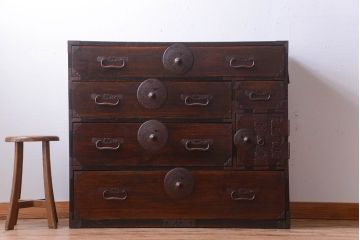 アンティーク家具　古民具・骨董　前面栗材!花菱紋金具の一本物アンティーク最上箪笥(衣装箪笥)