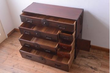 アンティーク家具　古民具・骨董　前面栗材!花菱紋金具の一本物アンティーク最上箪笥(衣装箪笥)