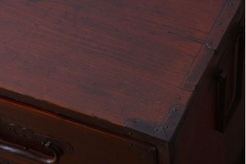 アンティーク家具　古民具・骨董　前面栗材!花菱紋金具の一本物アンティーク最上箪笥(衣装箪笥)
