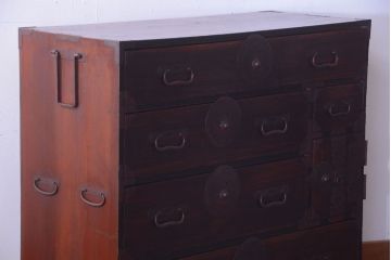 アンティーク家具　古民具・骨董　前面栗材!花菱紋金具の一本物アンティーク最上箪笥(衣装箪笥)