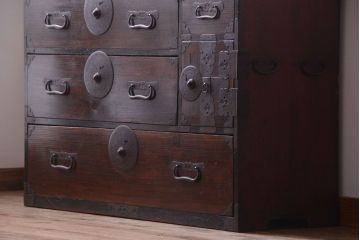 アンティーク家具　古民具・骨董　前面栗材!花菱紋金具の一本物アンティーク最上箪笥(衣装箪笥)