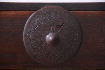 アンティーク家具　古民具・骨董　前面栗材!花菱紋金具の一本物アンティーク最上箪笥(衣装箪笥)