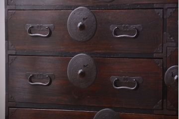 アンティーク家具　古民具・骨董　前面栗材!花菱紋金具の一本物アンティーク最上箪笥(衣装箪笥)