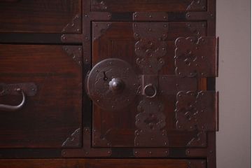 アンティーク家具　古民具・骨董　前面栗材!花菱紋金具の一本物アンティーク最上箪笥(衣装箪笥)