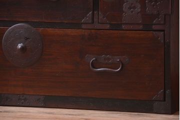 アンティーク家具　古民具・骨董　前面栗材!花菱紋金具の一本物アンティーク最上箪笥(衣装箪笥)