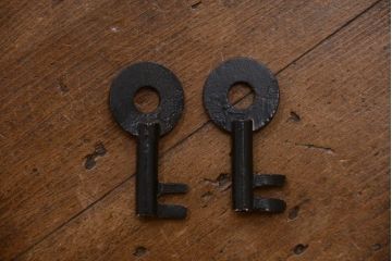 アンティーク家具　古民具・骨董　前面栗材!花菱紋金具の一本物アンティーク最上箪笥(衣装箪笥)