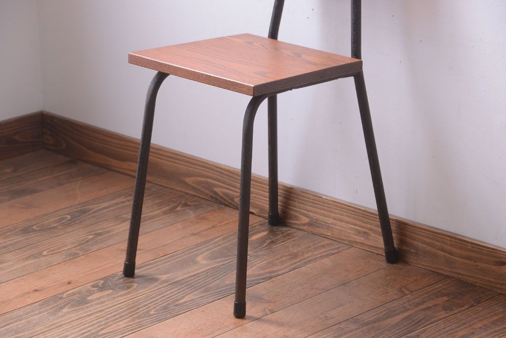 アンティーク家具　和製アンティーク　シンプルな小さい鉄脚チェア