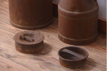 アンティーク雑貨　昭和レトロ 古いアイアンのミルク缶2個セット(牛乳缶)