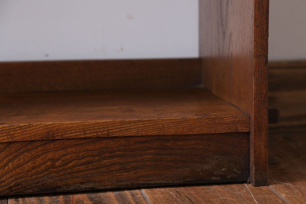 アンティーク家具　和製アンティーク　古い木製のシンプルな本棚