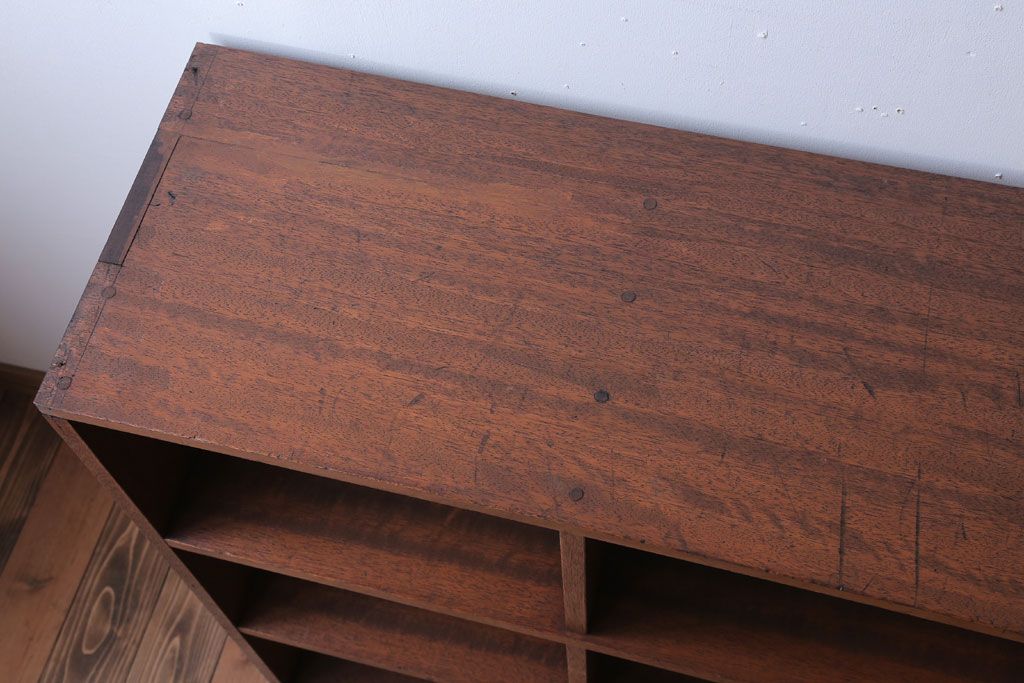 アンティーク家具　和製アンティーク　両面収納が便利なシンプルなマス目棚