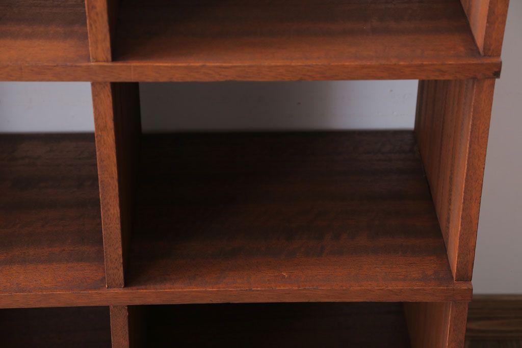 アンティーク家具　和製アンティーク　両面収納が便利なシンプルなマス目棚