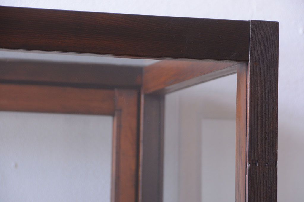 アンティーク家具　和製アンティーク　シックな縦型アンティークガラスケース