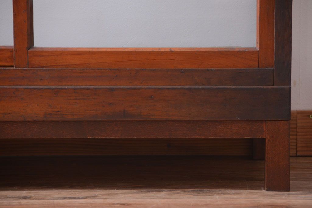 アンティーク家具　和製アンティーク　シックな縦型アンティークガラスケース