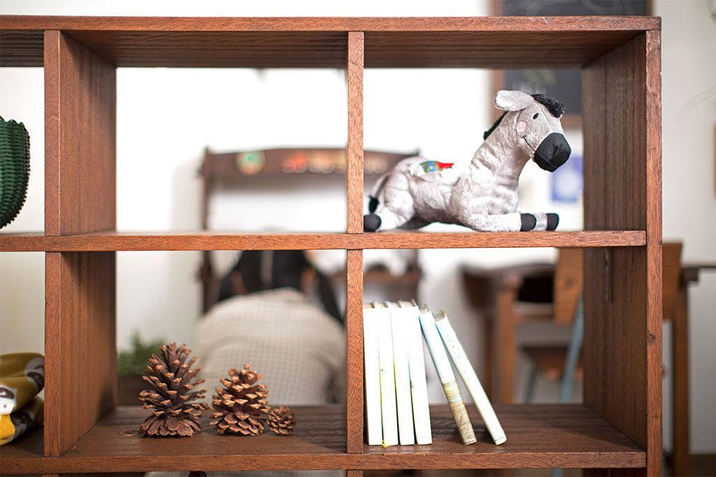 アンティーク家具　和製アンティーク　両面収納が便利な脚付きマス目棚