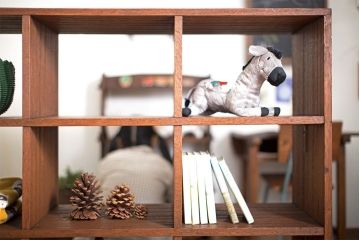 アンティーク家具　和製アンティーク　両面収納が便利な脚付きマス目棚