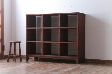 アンティーク家具　和製アンティーク　両面収納が便利な脚付きマス目棚