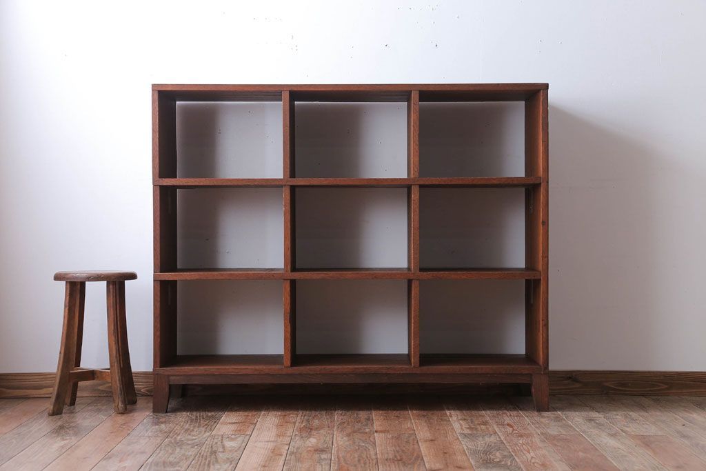 アンティーク家具　和製アンティーク　両面収納が便利な脚付きマス目棚