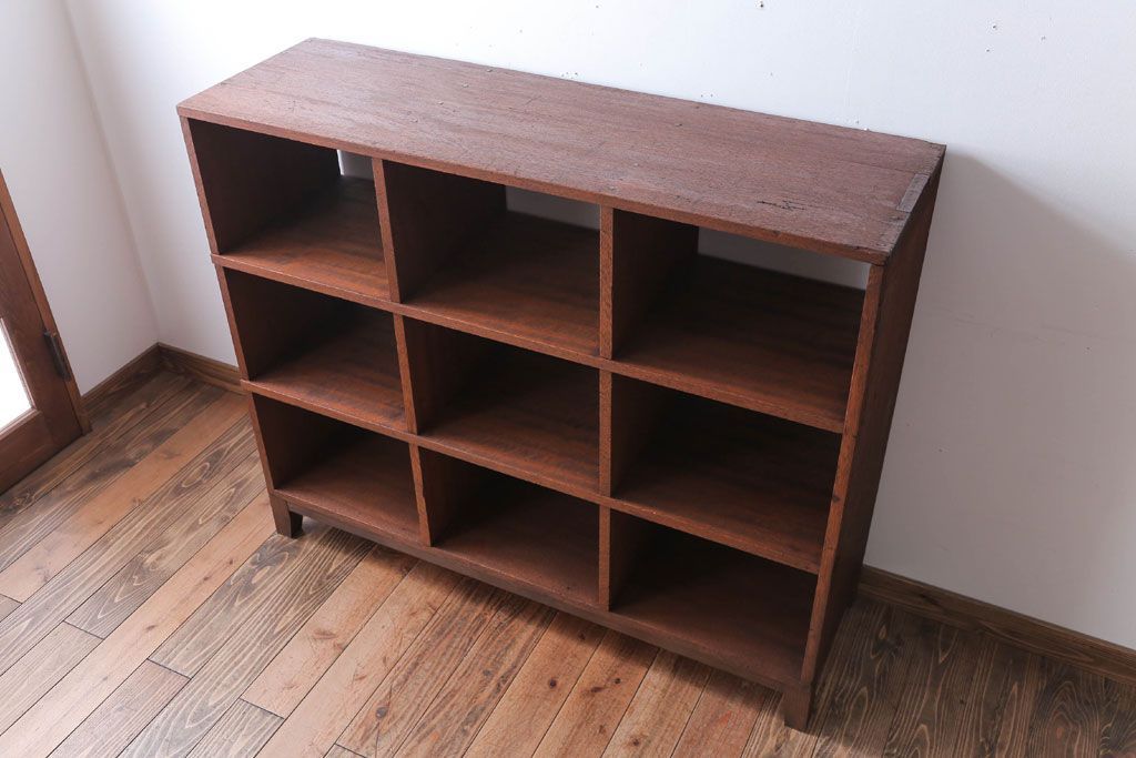 アンティーク家具　和製アンティーク　両面収納が便利な脚付きマス目棚