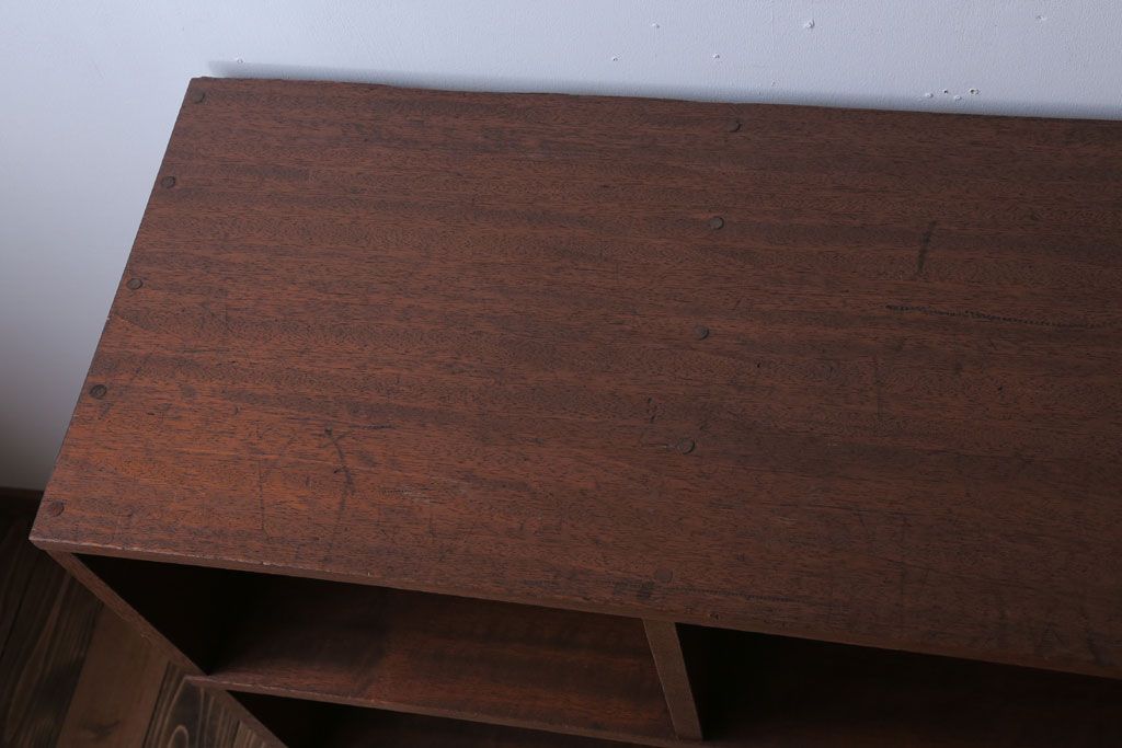 アンティーク家具　和製アンティーク　両面収納が便利な脚付きマス目棚