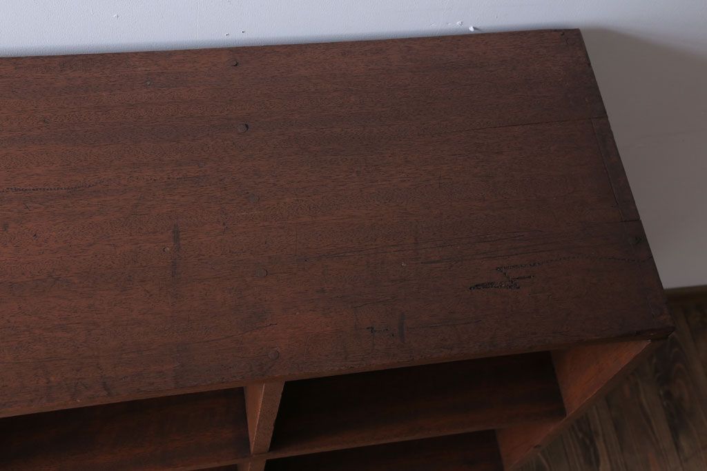 アンティーク家具　和製アンティーク　両面収納が便利な脚付きマス目棚