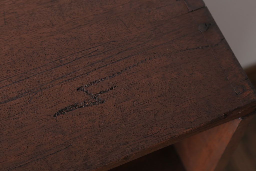 アンティーク家具　和製アンティーク　両面収納が便利な脚付きマス目棚