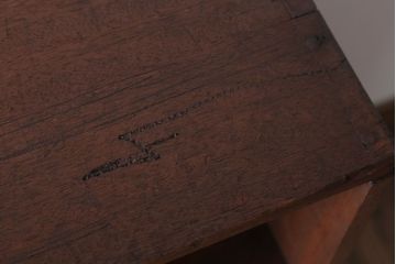 アンティーク家具　和製アンティーク　両面収納が便利な脚付きマス目棚