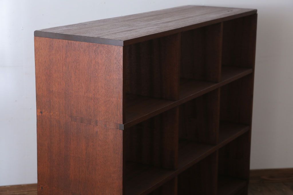 アンティーク家具　和製アンティーク　両面収納が便利な脚付きマス目棚