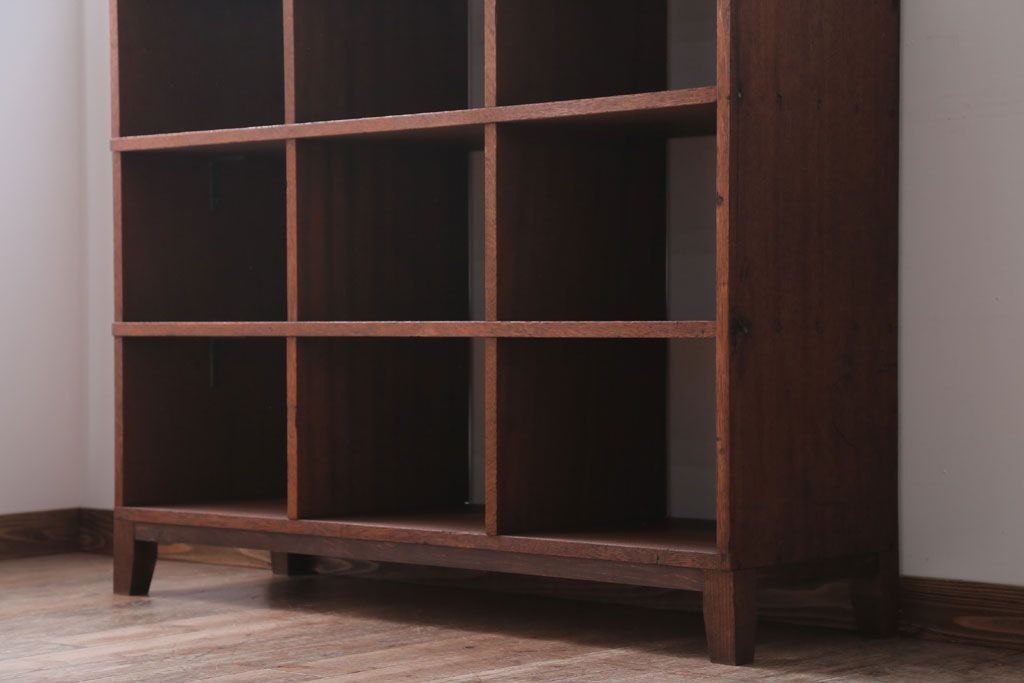 アンティーク家具　和製アンティーク　両面収納が便利な脚付きマス目棚