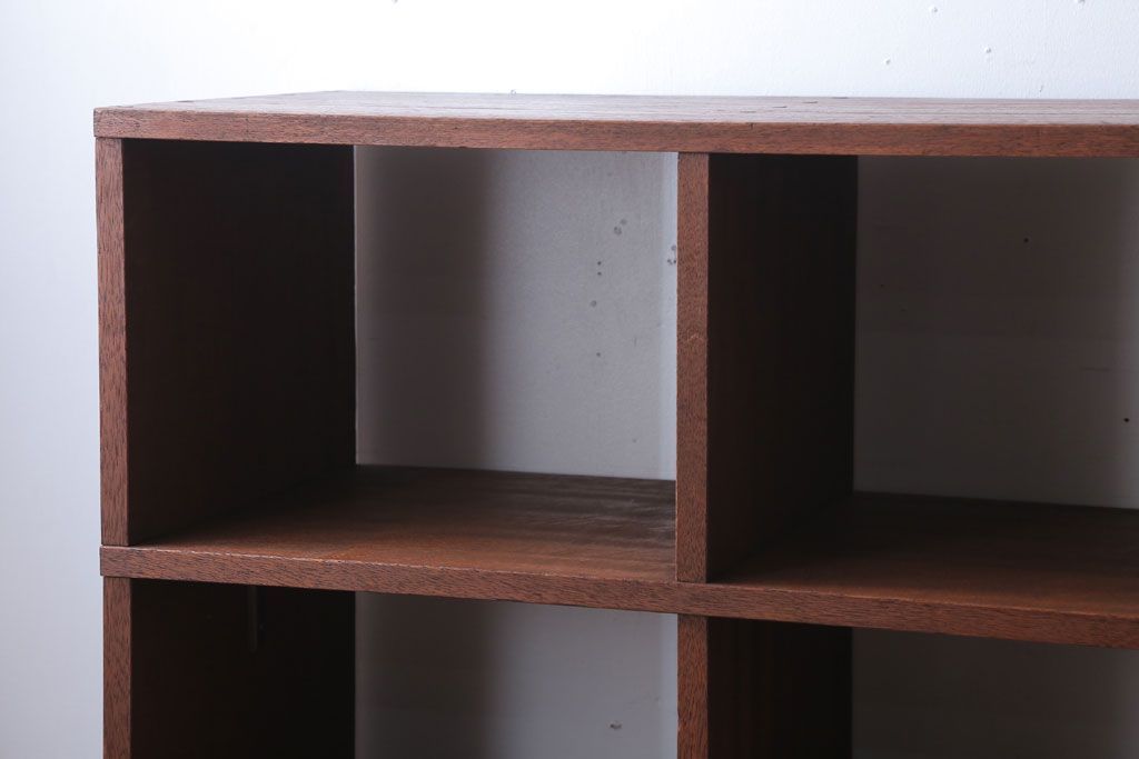 アンティーク家具　和製アンティーク　両面収納が便利な脚付きマス目棚