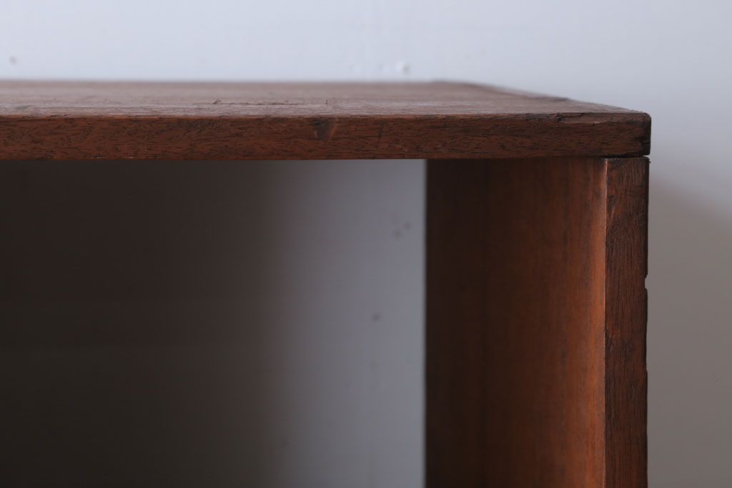 アンティーク家具　和製アンティーク　両面収納が便利な脚付きマス目棚