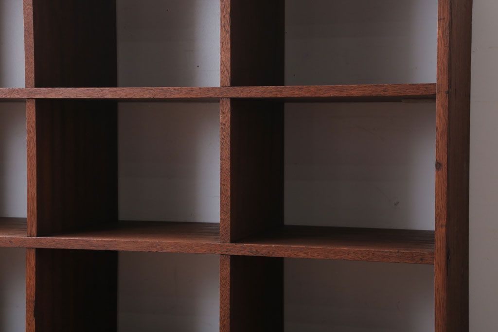 アンティーク家具　和製アンティーク　両面収納が便利な脚付きマス目棚