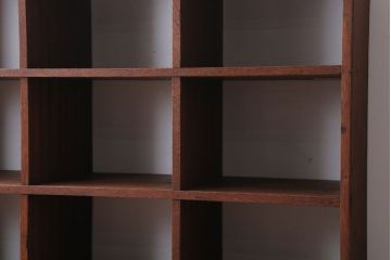 アンティーク家具　和製アンティーク　両面収納が便利な脚付きマス目棚