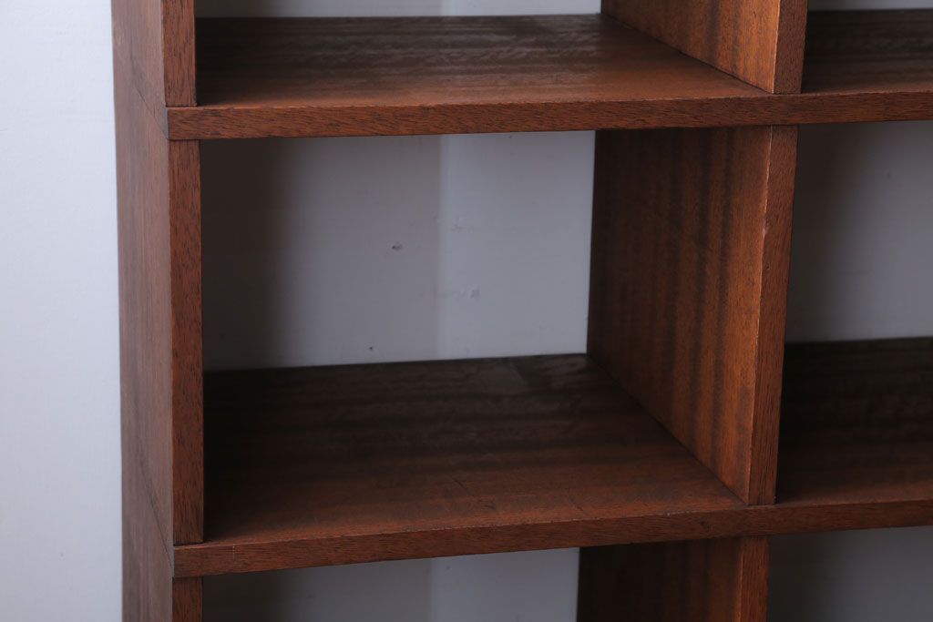 アンティーク家具　和製アンティーク　両面収納が便利な脚付きマス目棚