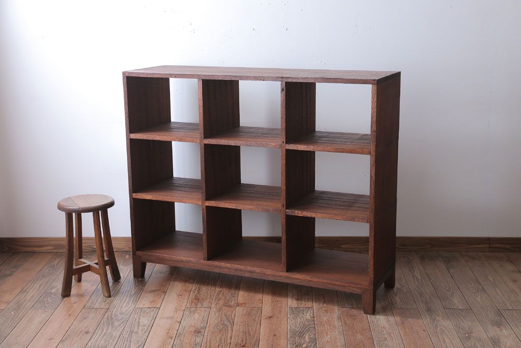 アンティーク家具　和製アンティーク　両面収納が便利な脚付きマス目棚