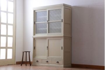 アンティーク家具　アンティークペイント　クリームカラーが上品なダイヤガラス戸棚