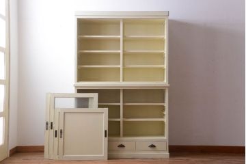 アンティーク家具　アンティークペイント　クリームカラーが上品なダイヤガラス戸棚
