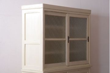 アンティーク家具　アンティークペイント　クリームカラーが上品なダイヤガラス戸棚