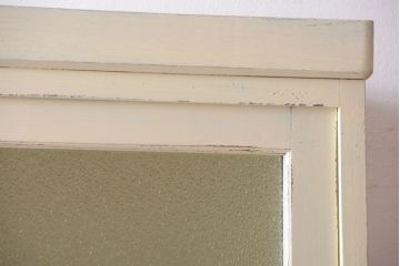 アンティーク家具　アンティークペイント　クリームカラーが上品なダイヤガラス戸棚