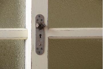 アンティーク家具　アンティークペイント　クリームカラーが上品なダイヤガラス戸棚