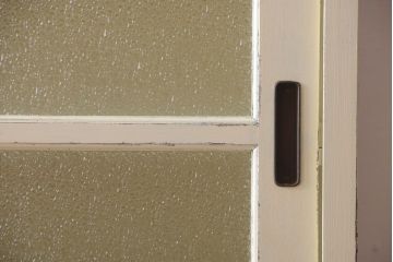 アンティーク家具　アンティークペイント　クリームカラーが上品なダイヤガラス戸棚