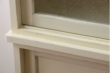 アンティーク家具　アンティークペイント　クリームカラーが上品なダイヤガラス戸棚